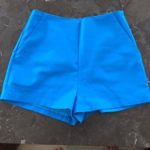 Side zip tailored short